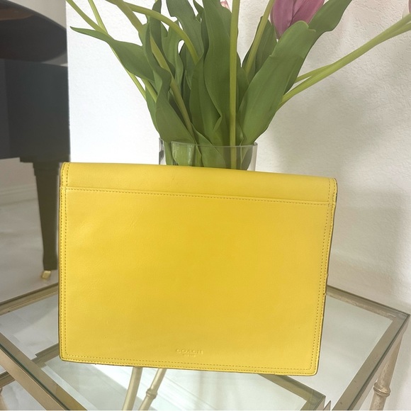 Vintage Coach Slim Envelope Clutch – Chartreuse Leather with Turn-Lock Closure - Picture 2 of 11